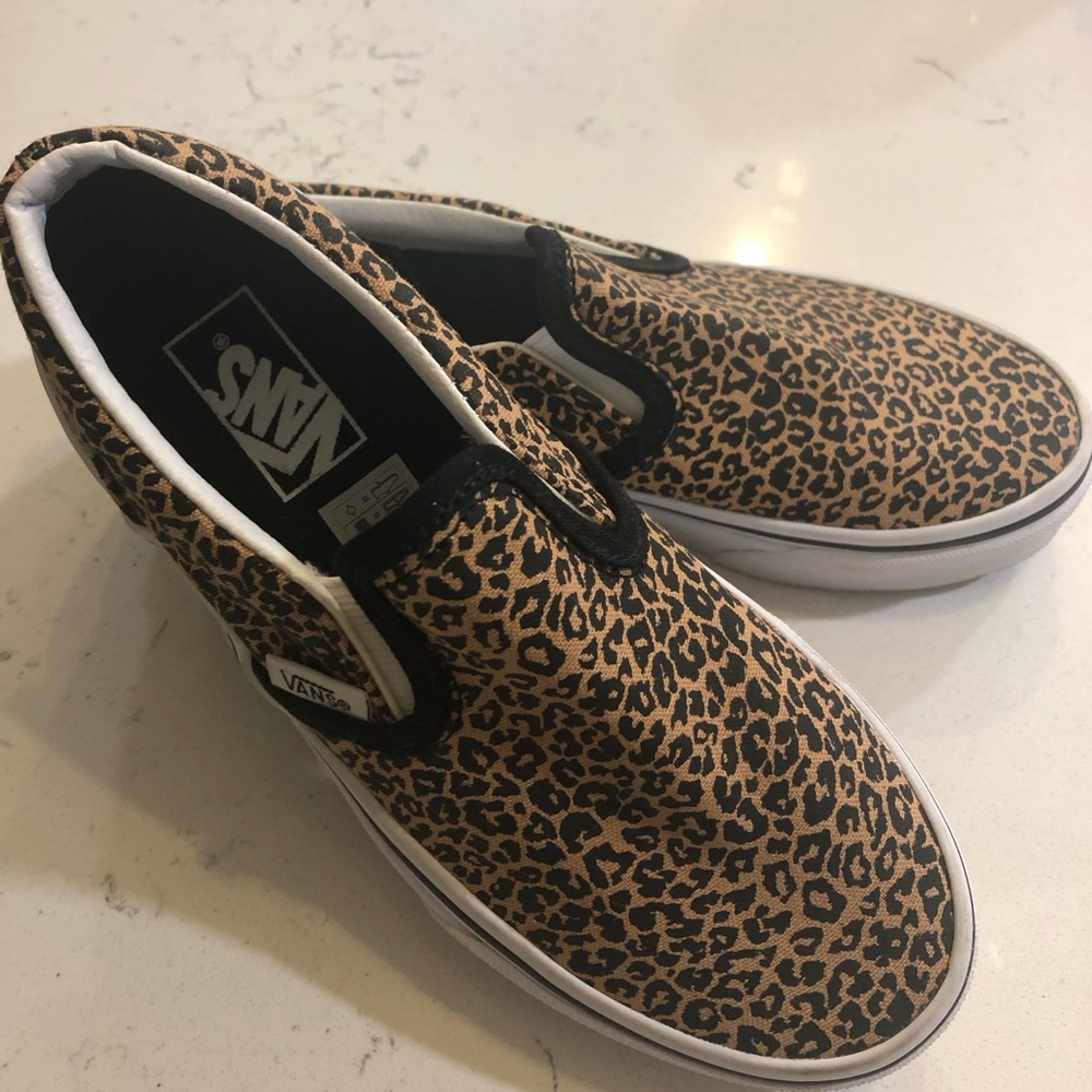 New Little kids Vans without box and tags never worn. Very cute size 1